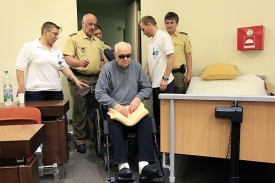 John Demjanjuk přijíždí do soudní síně.