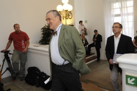 Karel Schwarzenberg (vlevo) přicházel na jednání v dobré náladě.