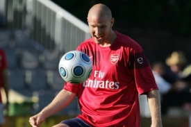 Švýcarský obránce Philippe Senderos. Švýcarský obránce Philippe Senderos.