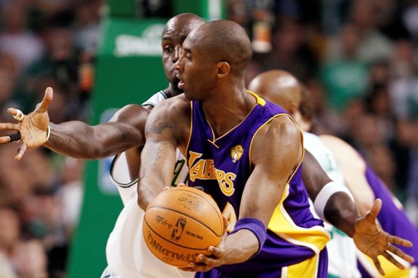 Kobe Bryant z Los Angeles (s míčem) v souboji s Kevinem Garnettem.