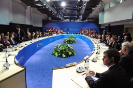 NATO jedná o ISAF v Afghánistánu (2010).