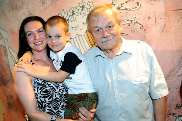 Na snímku moderátor Karel Šíp s manželkou Ivou a synem Honzou.