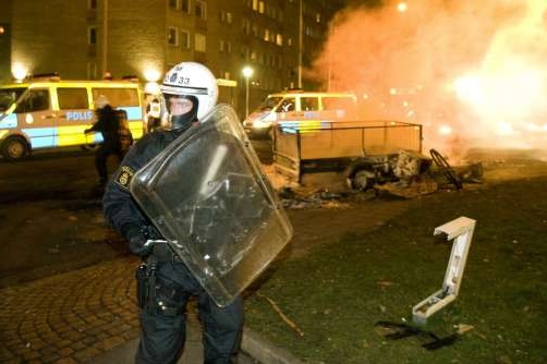 Imigranti ve Švédsku zapalují auta a rabují obchody (2008).