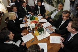 Ministerstva jsme si nedělili, brání se lídři trojkoalice.