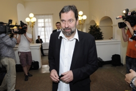 Podle Johna závisí na komunikaci mezi trojkoalicí a ČSSD.