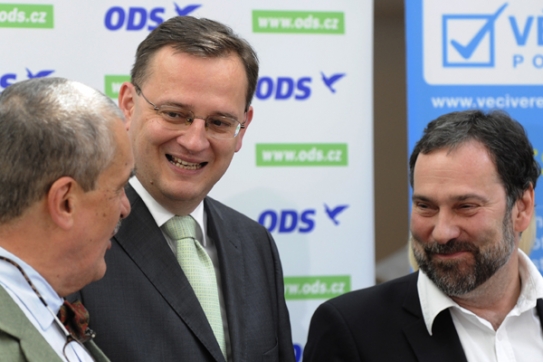(Zleva) Karel Schwarzenberg, Petr Nečas a Radek John na brífinku.
