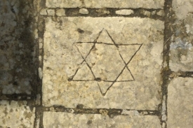 Více než 40 zemí chce navátit arizovaný majetek židovským rodinám.