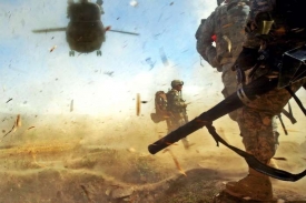 Americký vrtulník Chinook v provincii Hílmand (ilustrace).