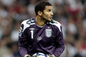 Brankář Anglie David James.