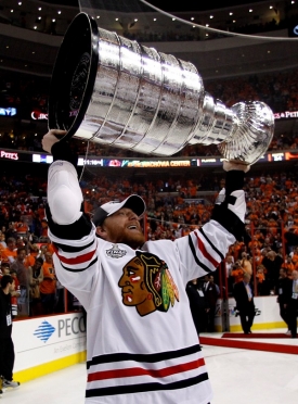 Marián Hossa se raduje ze zisku Stanley Cupu.