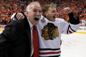 Patrick Kane (vpravo) a kouč Joe Quenneville.