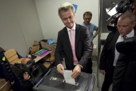 Výrazná osobnost letošních voleb v Nizozemsku Geert Wilders.