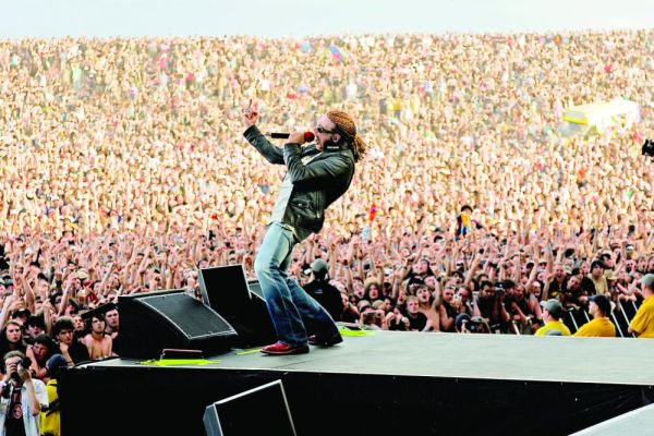Guns N'Roses jsou už dnes v podstatě jen doprovodnou skupinou zpěváka.