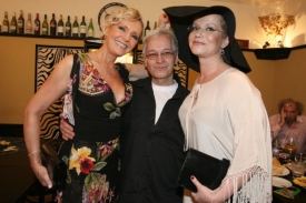 Fotograf Robert Vano, Helena Vondráčková a Jitka Asterová (vpravo).