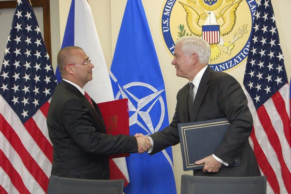 Ministři obrany Česka a Spojených států Martin Barták a Robert Gates.