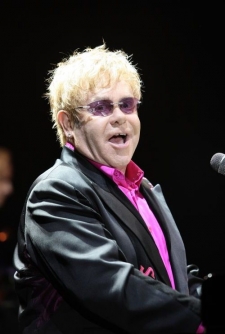 Hru na klavír má Elton stále výjimečnou.
