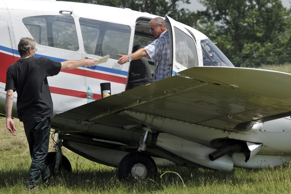 Pilot Laco Nagy (vpravo) a operátor snímkování Milan Nejedlý. 
