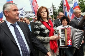 Předseda SNS Ján Slota a jeho kolegyně Anna Belousovová.