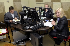 Volební šéfka SDKU Iveta Radičová s premiérem Ficem v rozhlase.