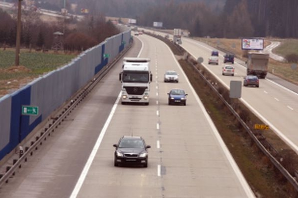 Na tomto úseku dálnice D1 řidič vytlačil jiné auto.