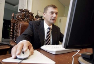 Počítačový průkopník Estonsko. Premiér Andrus Ansip volí - 2005.