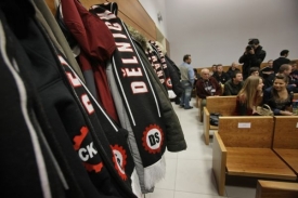 Šály příznivců zrušené strany během jednání Nejvyššího soudu v Brně.