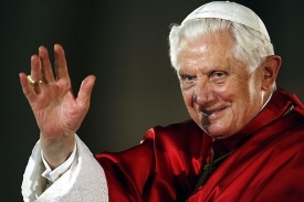 Papež Benedikt XVI. během mše ve Vatikánu.