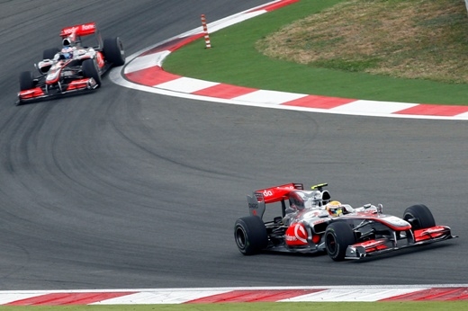 Jenson Button (v čele).