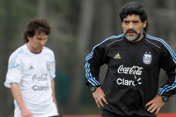 &quot;Božské&quot; duo Argentiny Maradona s Messim (vzadu).