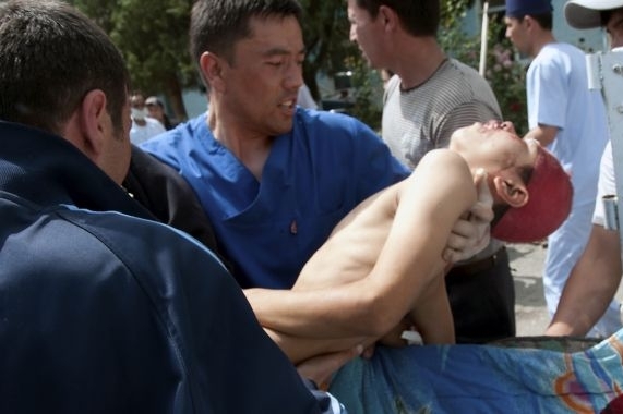 Nepokoje v Kyrgyzstánu si vyžádaly přes šedesát lidských životů. 