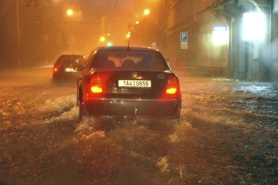 Prudká bouře zaplavila jednu z hlavních brněnských tepen, ul. Koliště.