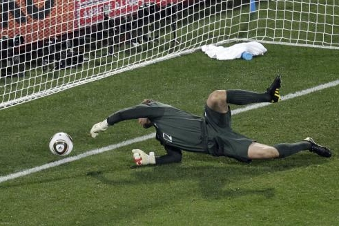 Robert Green se natahuje marně...