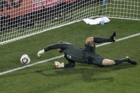 Robert Green se natahuje marně...