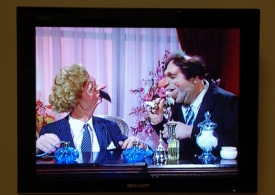 Záběry ze satirického televizního seriálu Spitting Image.