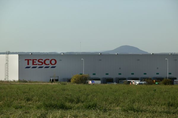 Tesco se zbavuje nepotřebných objektů.