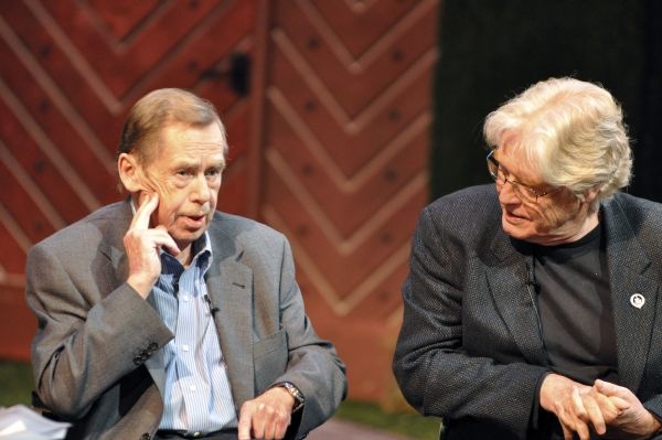 Václav Havel s překladatelem Paulem Wilsonem.