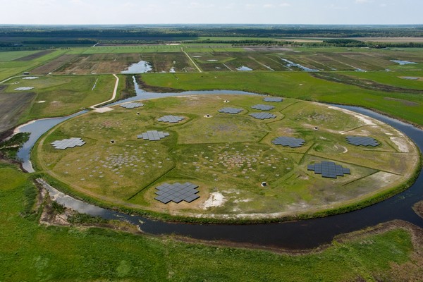 Jedna část teleskopu LOFAR umístěná v Nizozemsku.