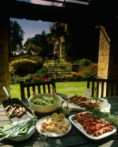 Barbeque u Prue Leithové doma.