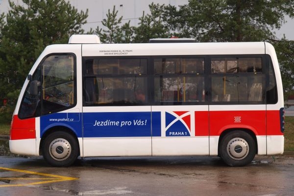 Díky malým rozměrům se midibus dostane i do úzkých uliček v centru.