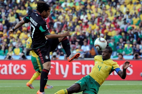 Giovani Dos Santos z Mexika (vlevo) a Aaron Mokoena v úvodním zápasu.
