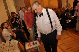 Vedro? Tak sako dolů, ale ne kšandy! Tak se volí předseda klubu.