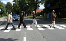 Hejhou, trpaslíci jdou? Kdepak, poslanec Škromach, senátorka a další.