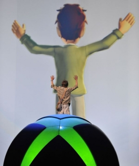 Kinect dokáže rozpoznat pohyb uživatele před kamerou. Kinect dokáže rozpoznat pohyb uživatele před kamerou.