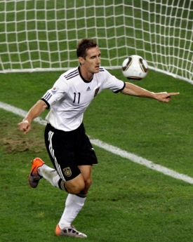 Útočník Německa Miroslav Klose a Jabulani v australské síti.