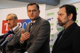 Zleva Karel Schwarzenberg, Petr Nečas a Radek John.