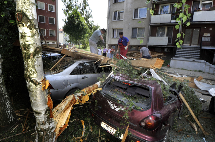 Škody napáchané vichřicí v Kojetíěn na Přerovsku.