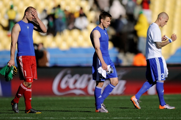 Slovenští fotbalisté po utkání klopili hlavy do trávníku. 