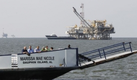 Obama na obhlídce u ropného vrtu Deepwater.