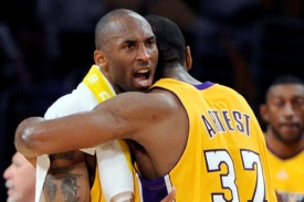 Kobe Bryant dotáhl Lakers do sedmého finálového duelu.
