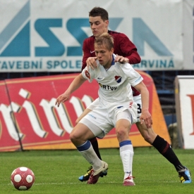 Matěj Vydra v jarním duelu proti Spartě, nyní míří do Itálie.